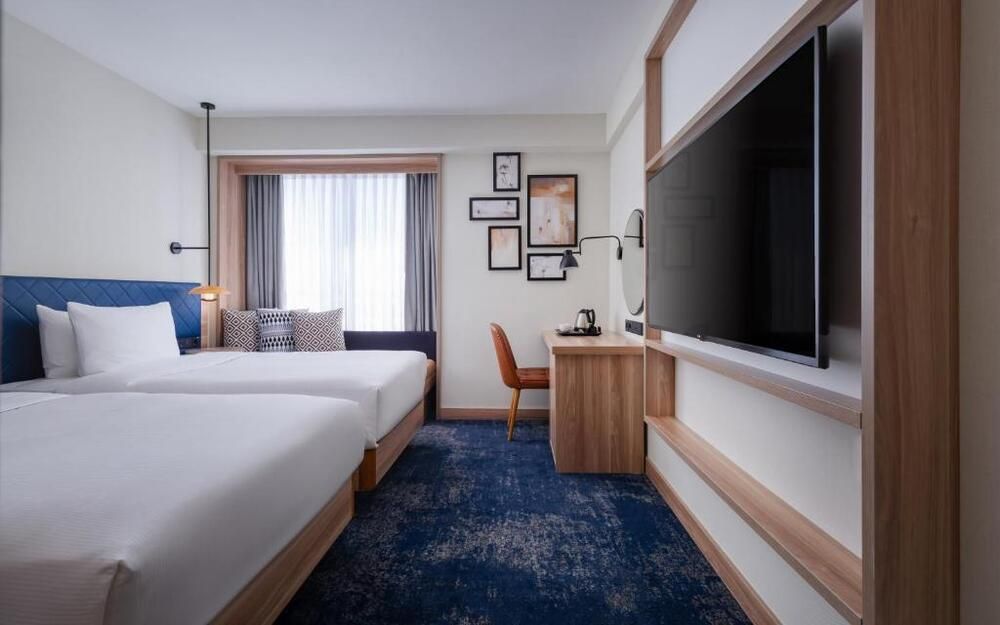 HILTON GARDEN INN - 8