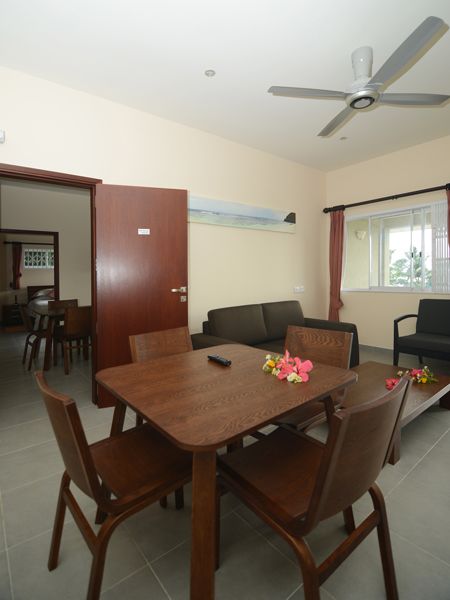 SURFERS SELF CATERING CHALETS - 10