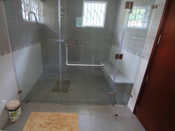 SURFERS SELF CATERING CHALETS - 15