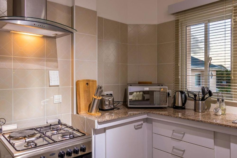 TROPICAL HIDEAWAY SELF CATERING - 11