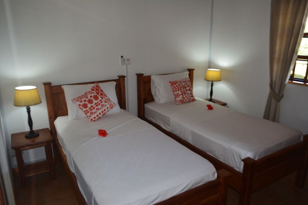 HELICONIA GROVE - 12