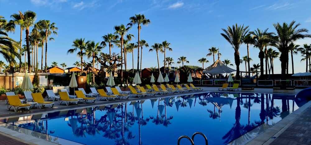 Green Paradise Beach Hotel - 3