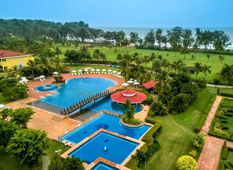 THE LALIT GOLF AND SPA RESORT - 12