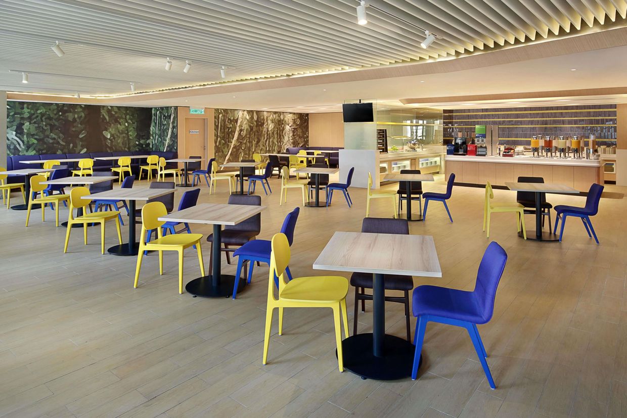 HOLIDAY INN EXPRESS - 25