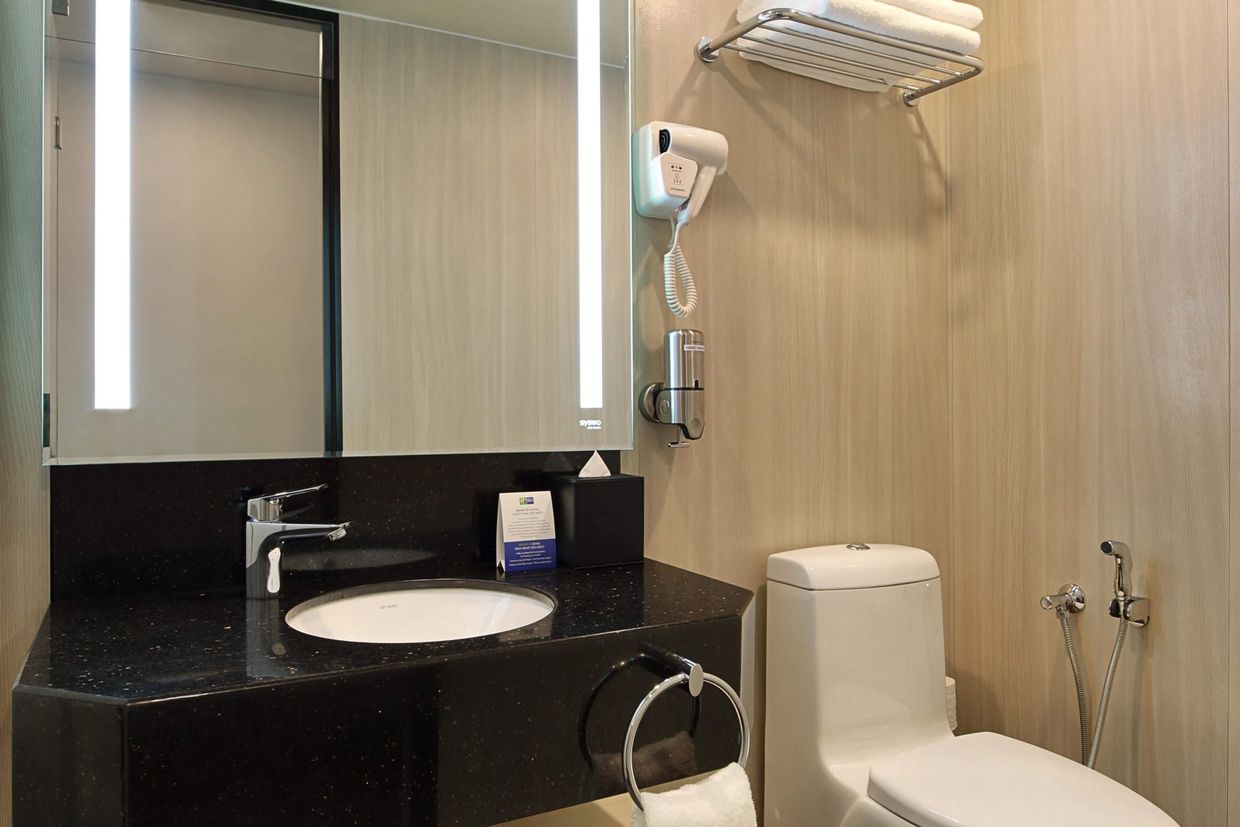 HOLIDAY INN EXPRESS - 29