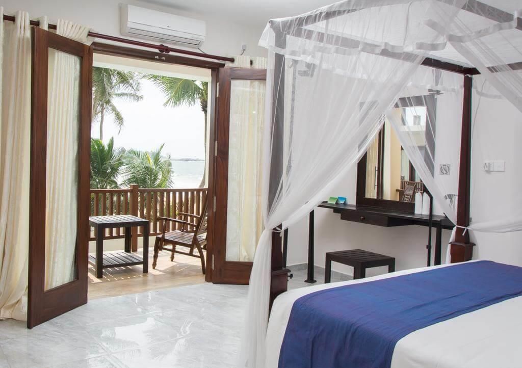 SAPPHIRE SEAS BEACHFRONT HOTEL - 11