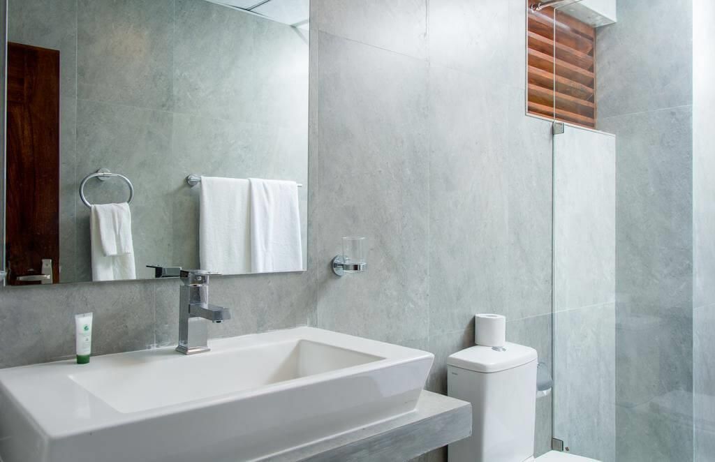 SAPPHIRE SEAS BEACHFRONT HOTEL - 13