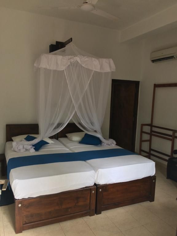 UNAWATUNA BEACH BUNGALOW - 8