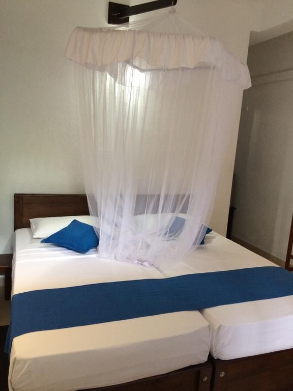 UNAWATUNA BEACH BUNGALOW - 9