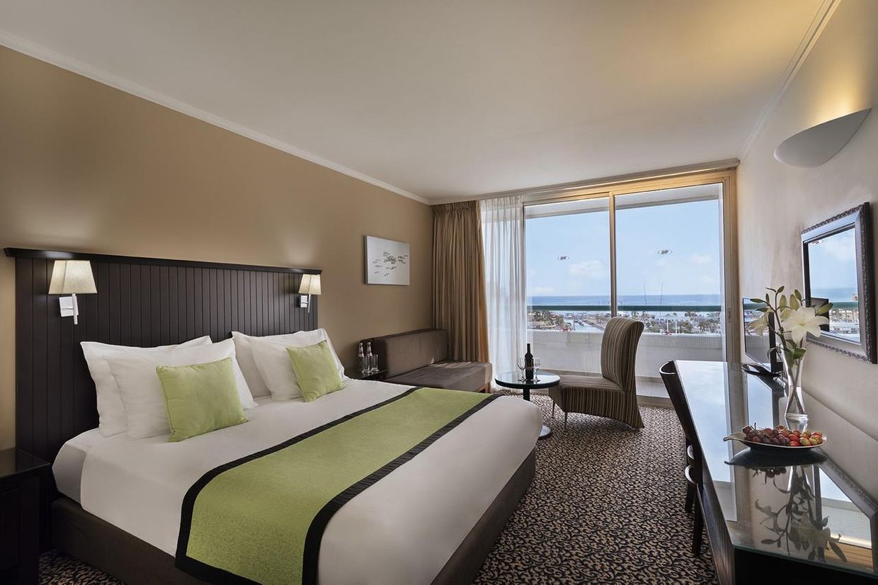 CROWNE PLAZA - 11