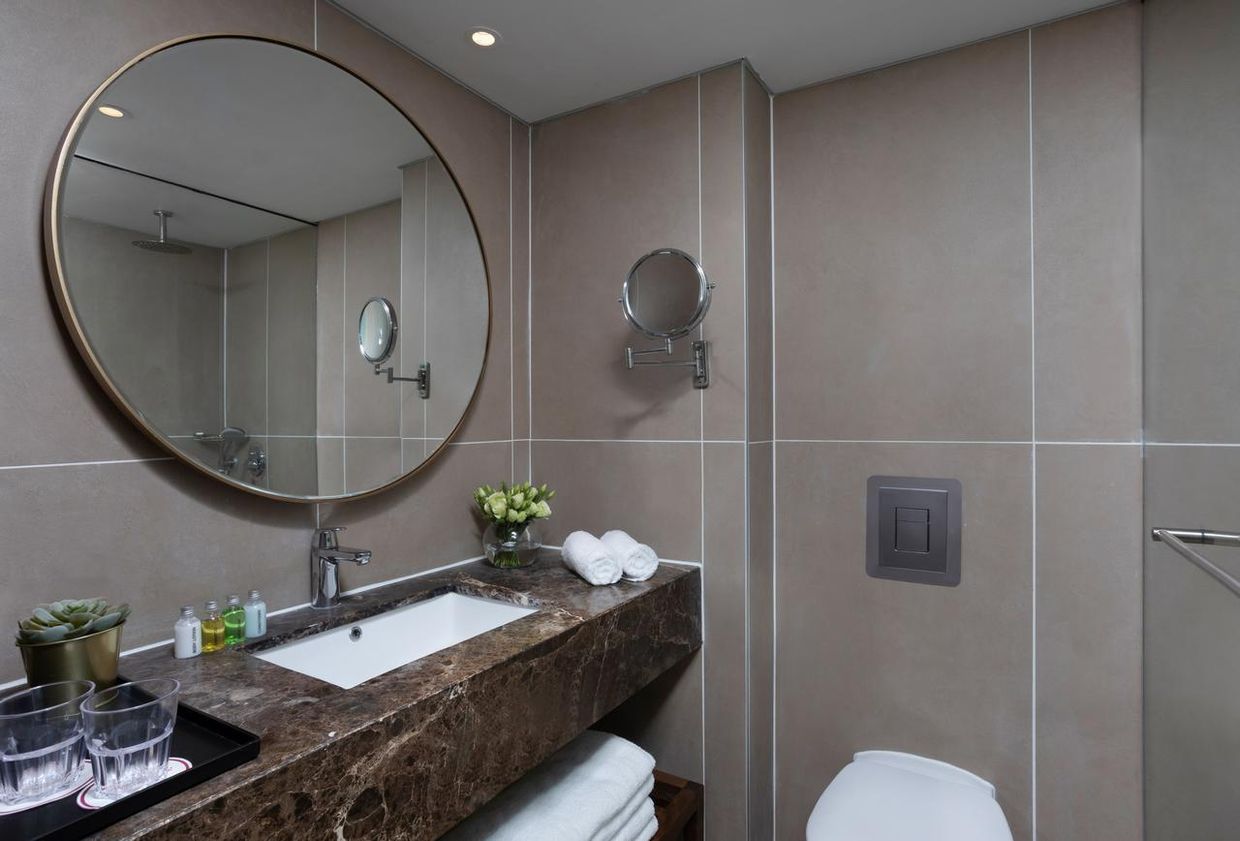 CROWNE PLAZA - 16