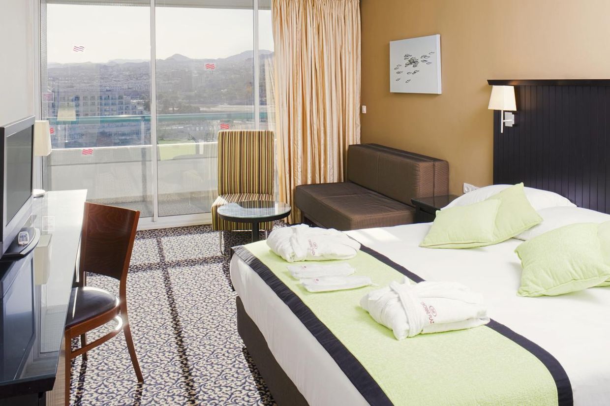 CROWNE PLAZA - 19