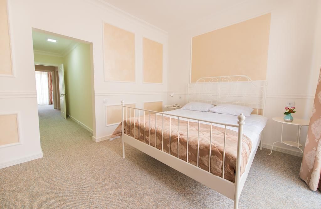 TWO SEASONS BOUTIQUE - 14