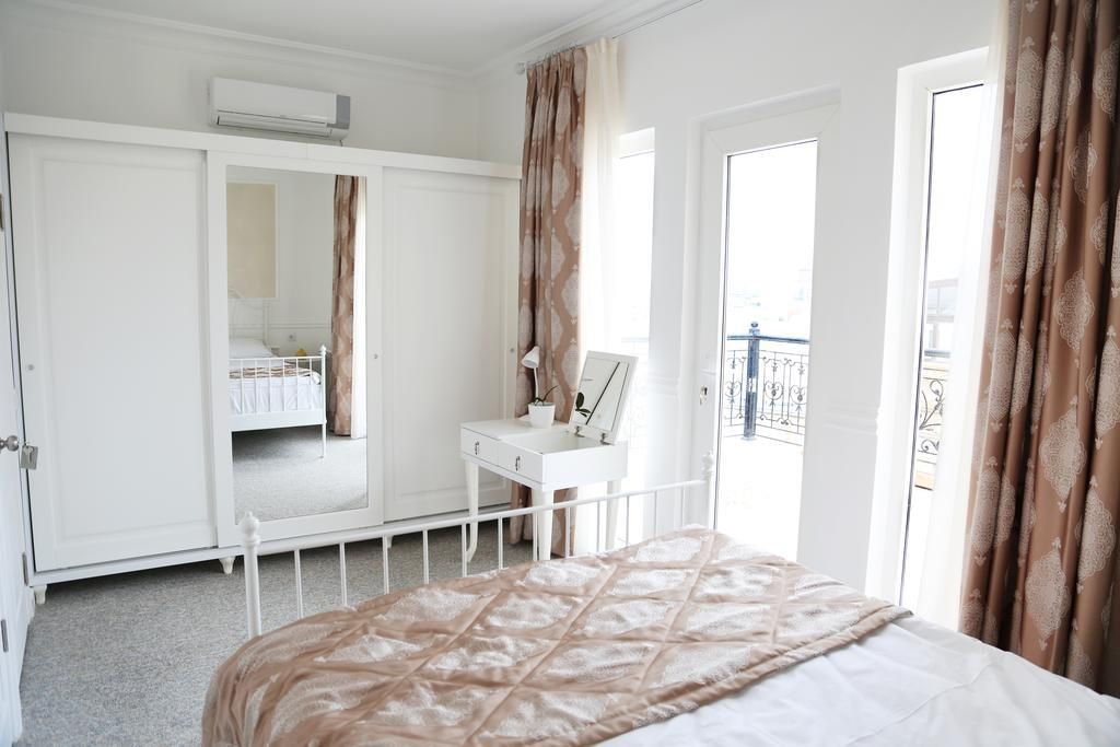 TWO SEASONS BOUTIQUE - 3