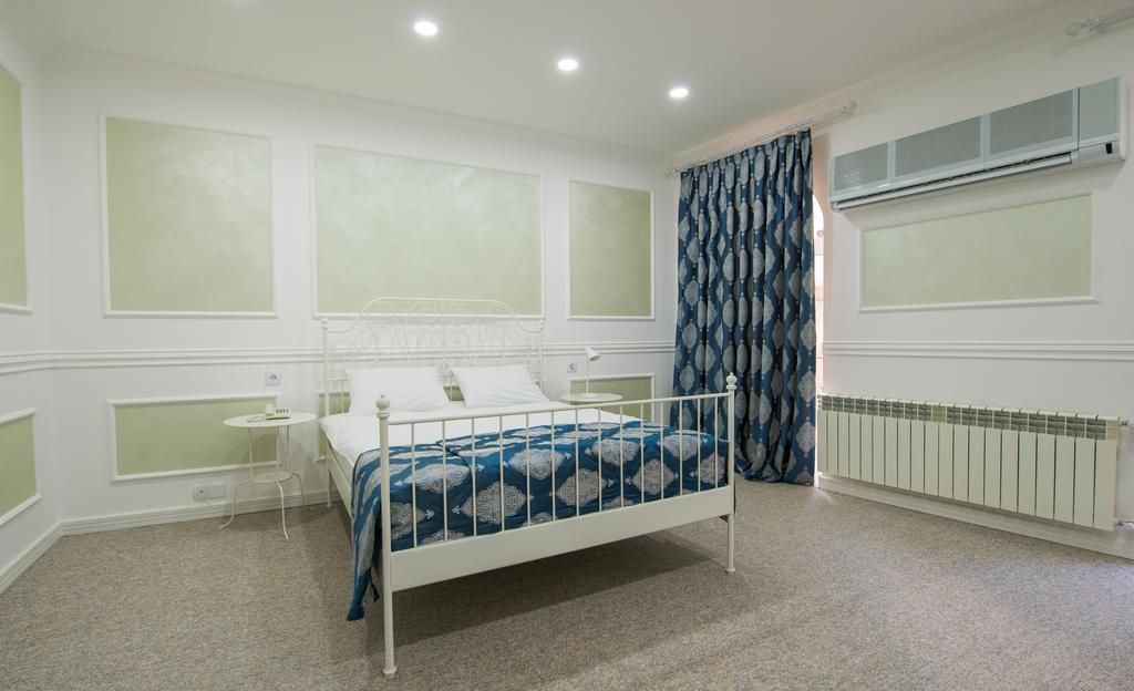 TWO SEASONS BOUTIQUE - 9