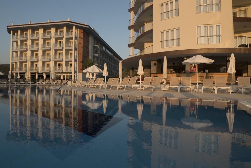 Ramada Hotel And Suites by Wyndham - 12
