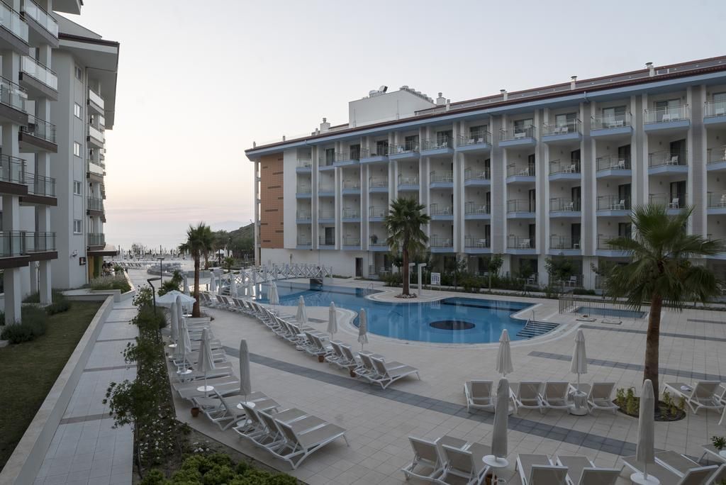 Ramada Hotel And Suites by Wyndham - 14