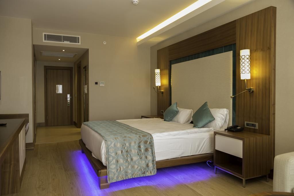 Ramada Hotel And Suites by Wyndham - 8