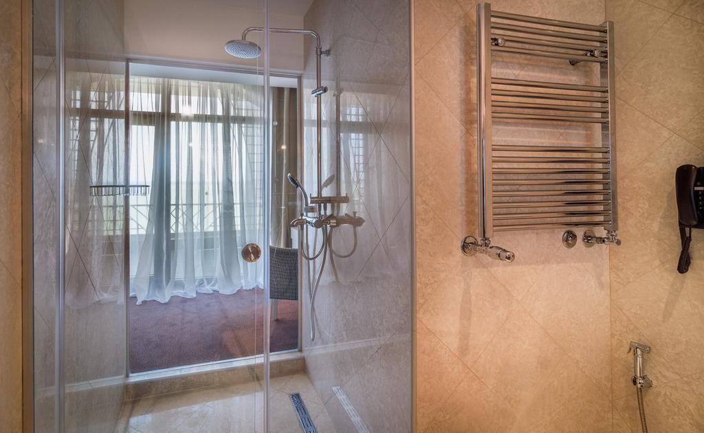 THE GRAND GLORIA HOTEL - 3