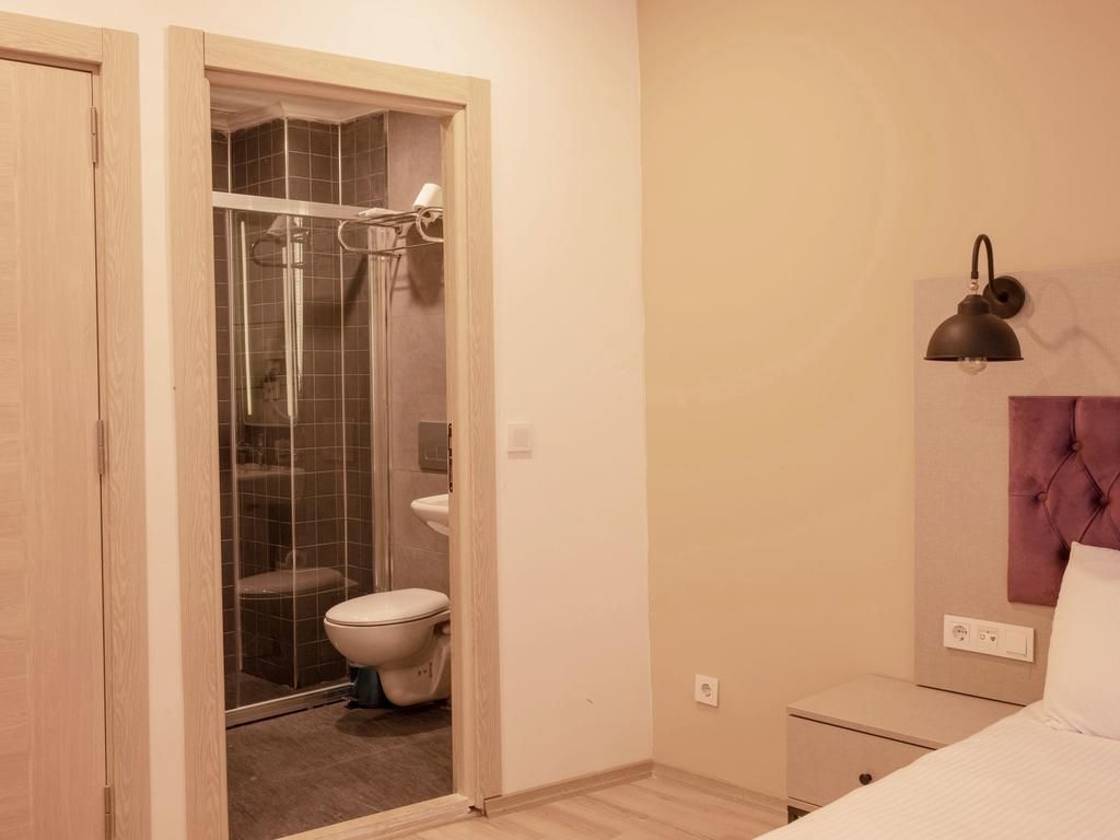 The Lola Hotel   - 5