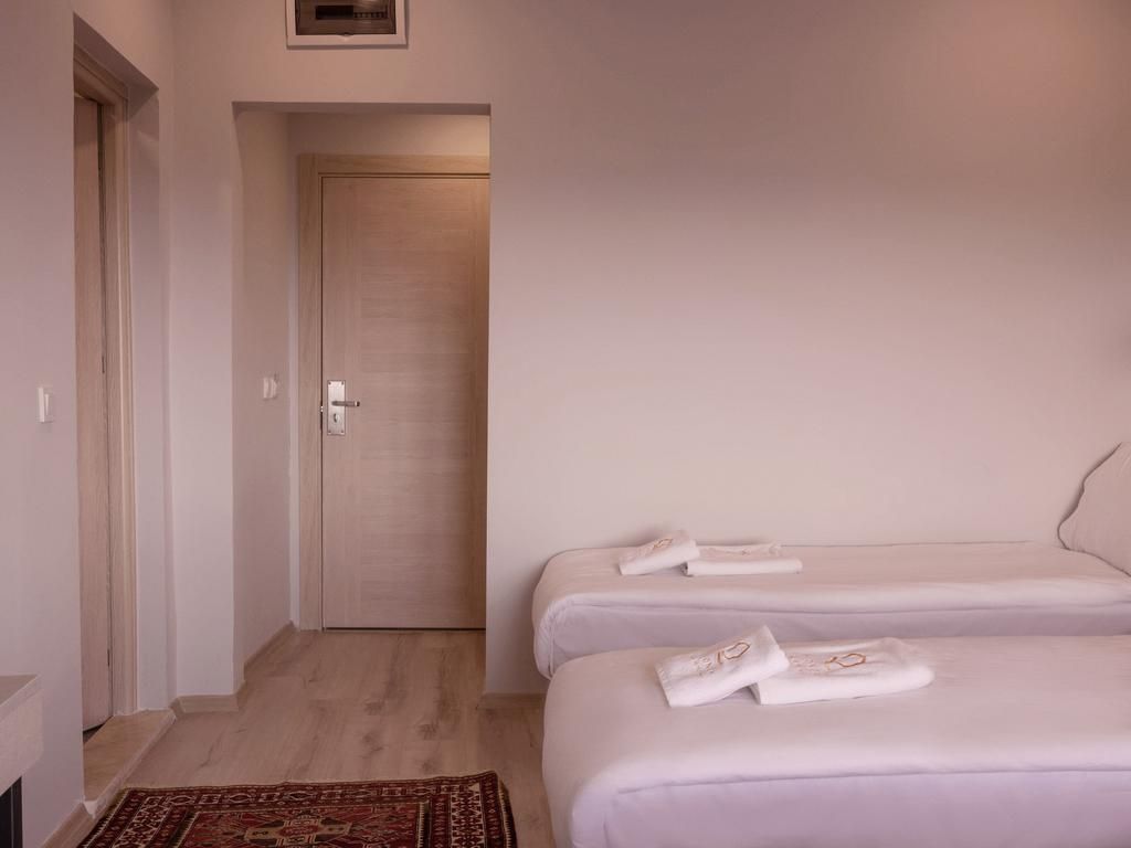 The Lola Hotel   - 9