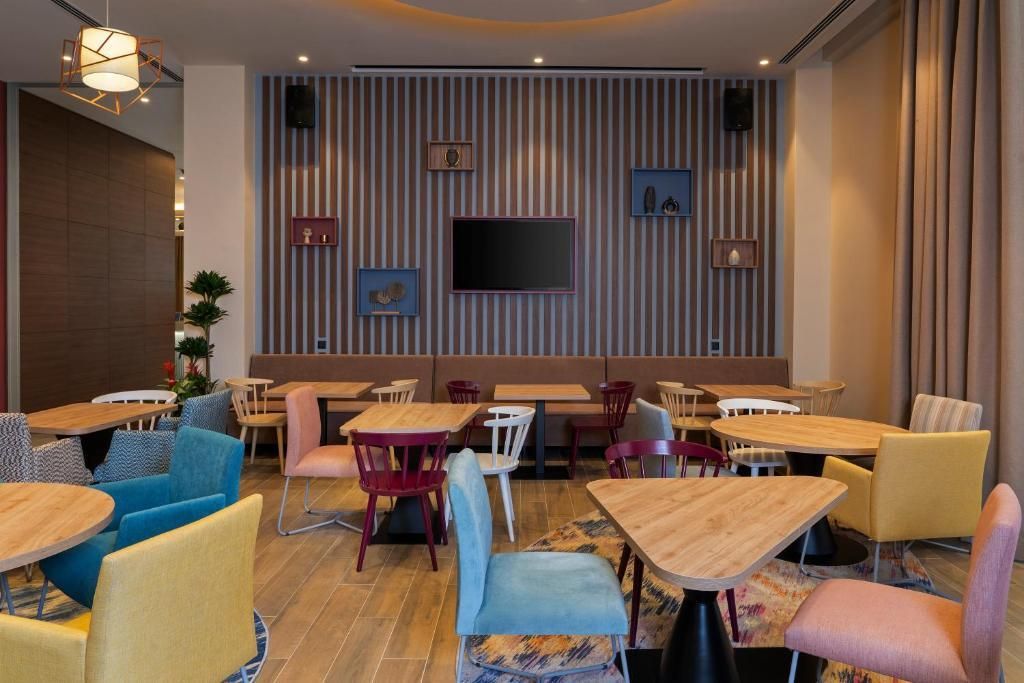 HAMPTON BY HILTON - 21