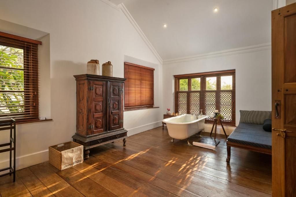 TARU VILLAS,Rampart St - 5