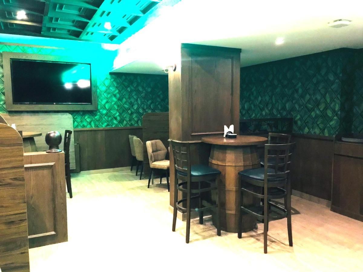 CONCORDE INN HOTEL - 9