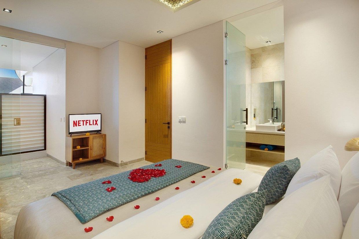 EIGHT PALMS VILLA SEMINYAK - 12