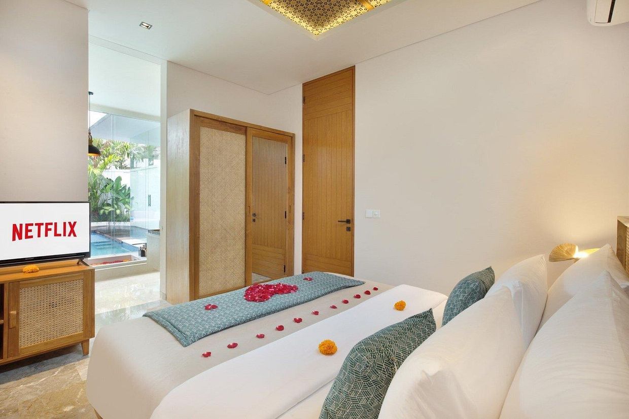 EIGHT PALMS VILLA SEMINYAK - 13