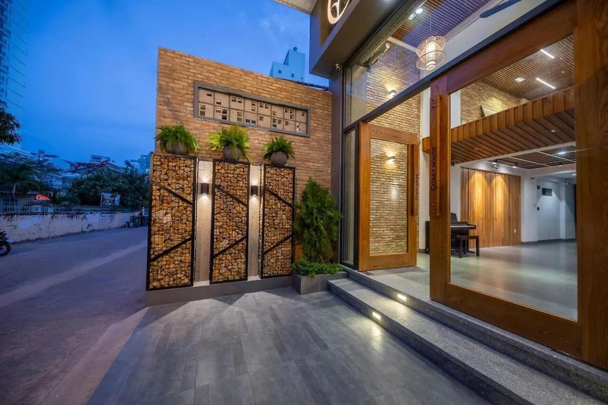 COAST HOUSE BOUTIQUE - 2