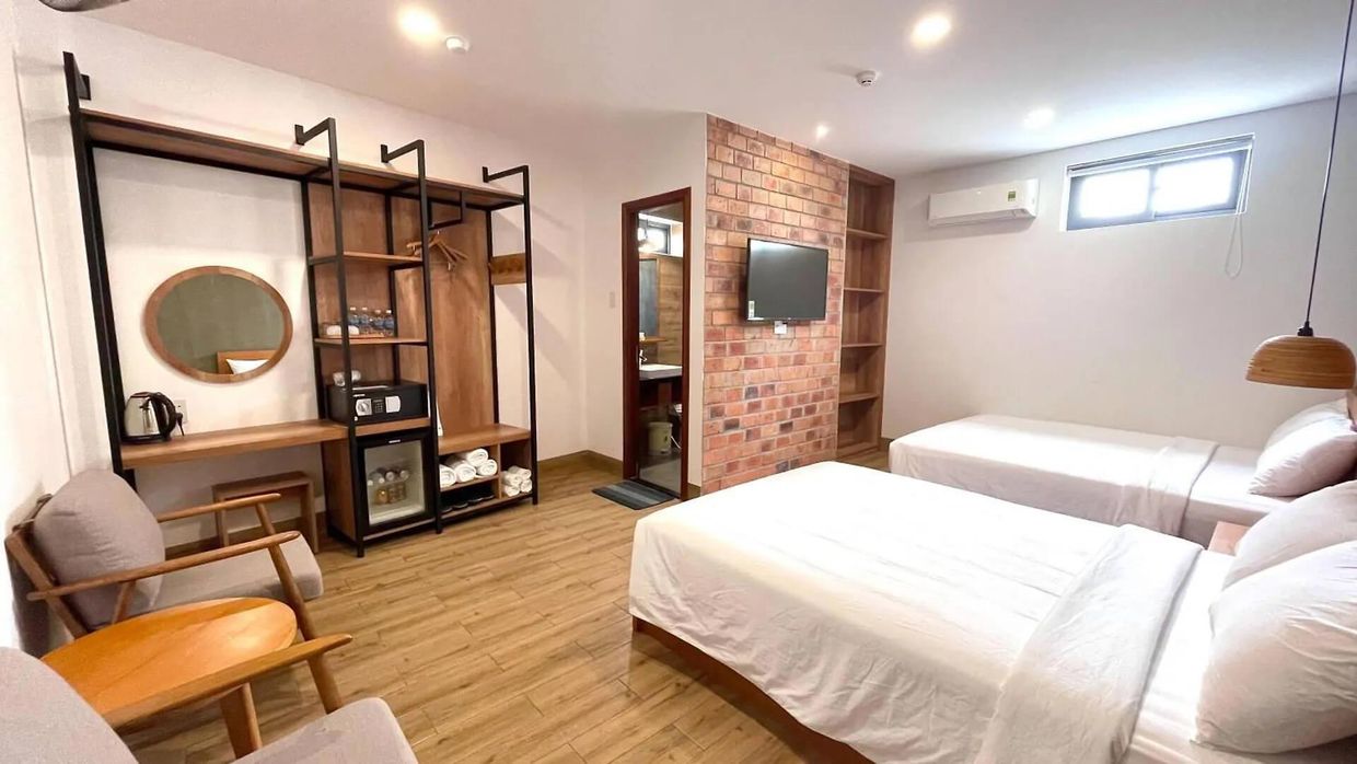 COAST HOUSE BOUTIQUE - 11