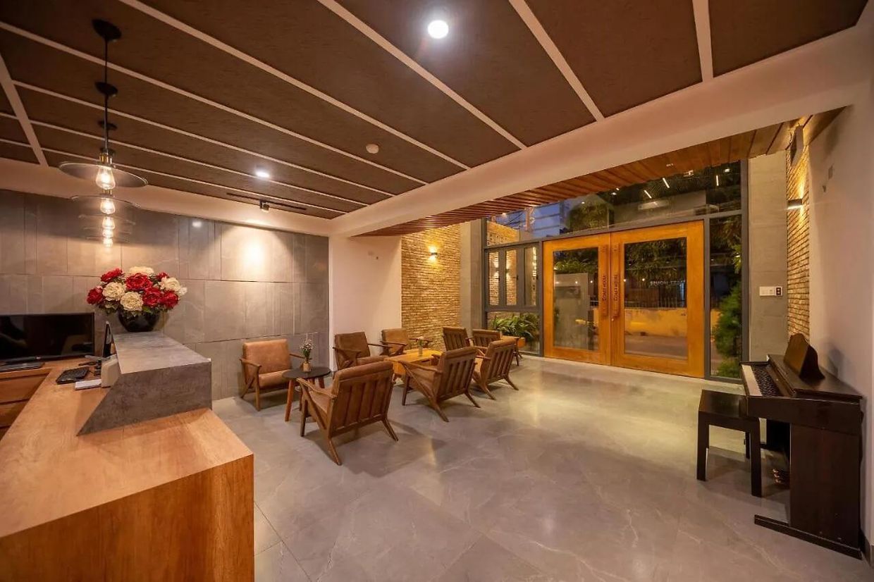 COAST HOUSE BOUTIQUE - 3