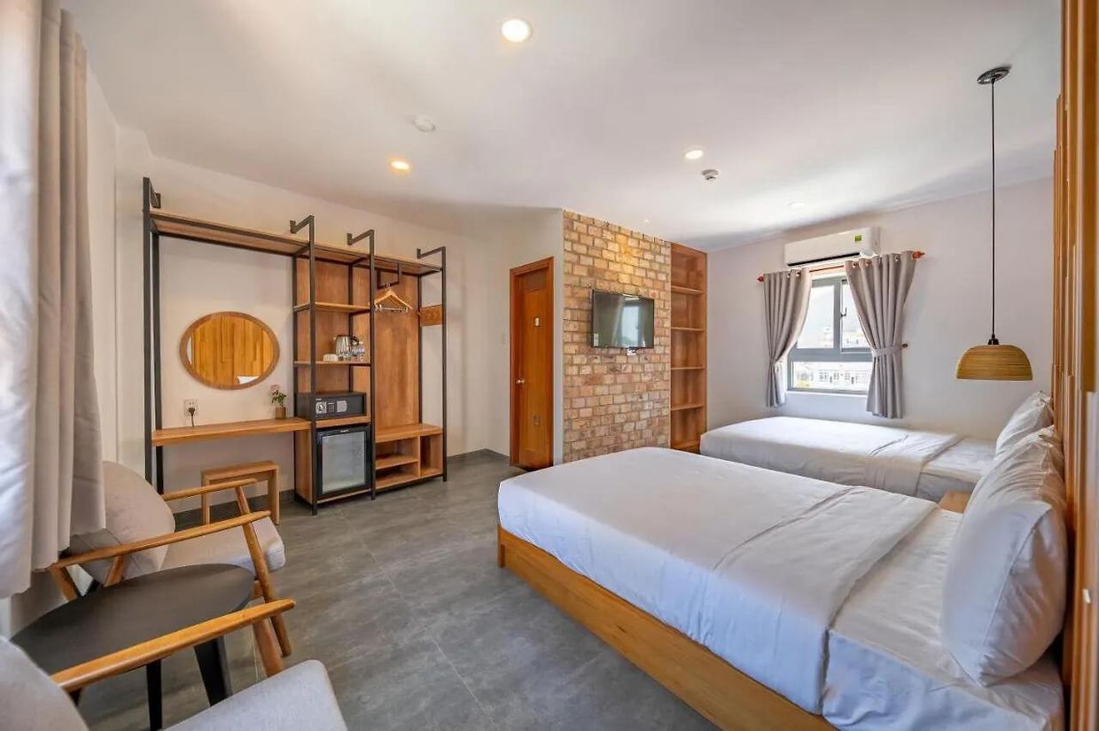 COAST HOUSE BOUTIQUE - 6