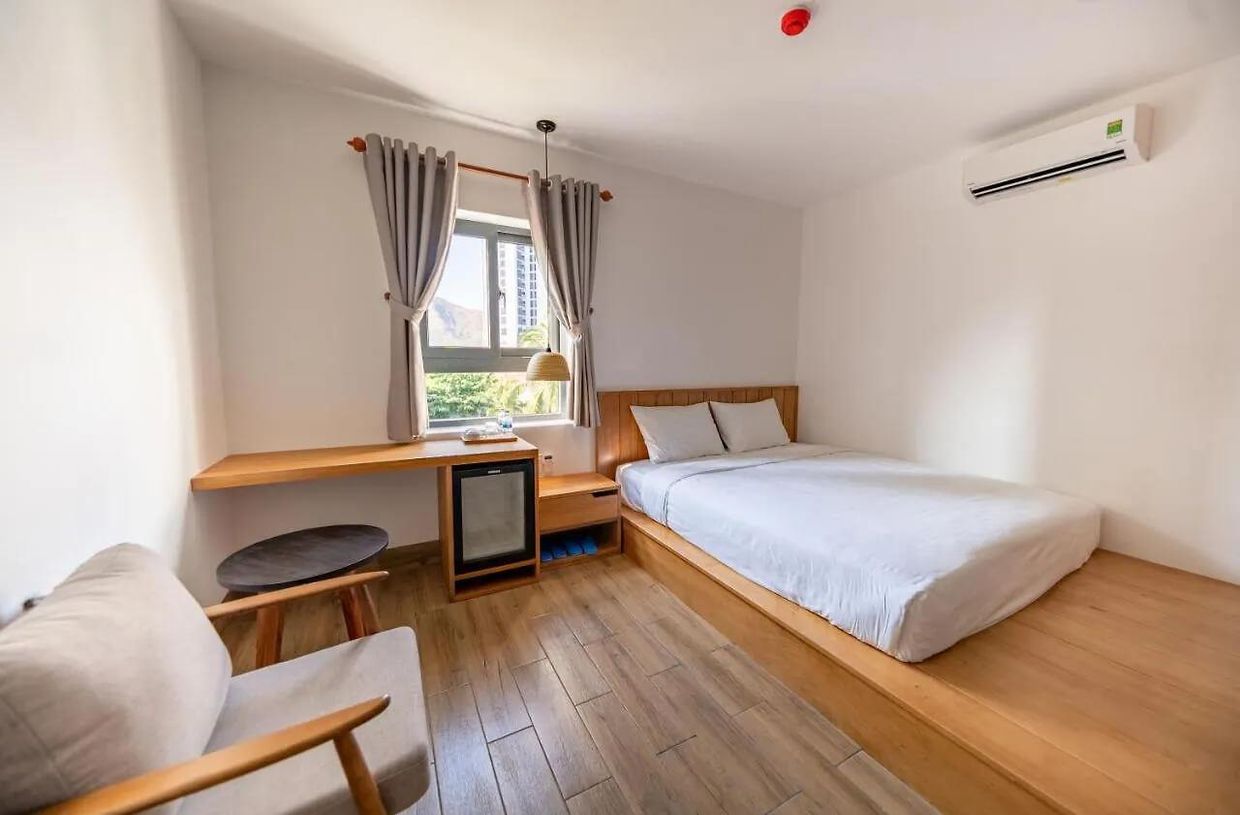 COAST HOUSE BOUTIQUE - 7