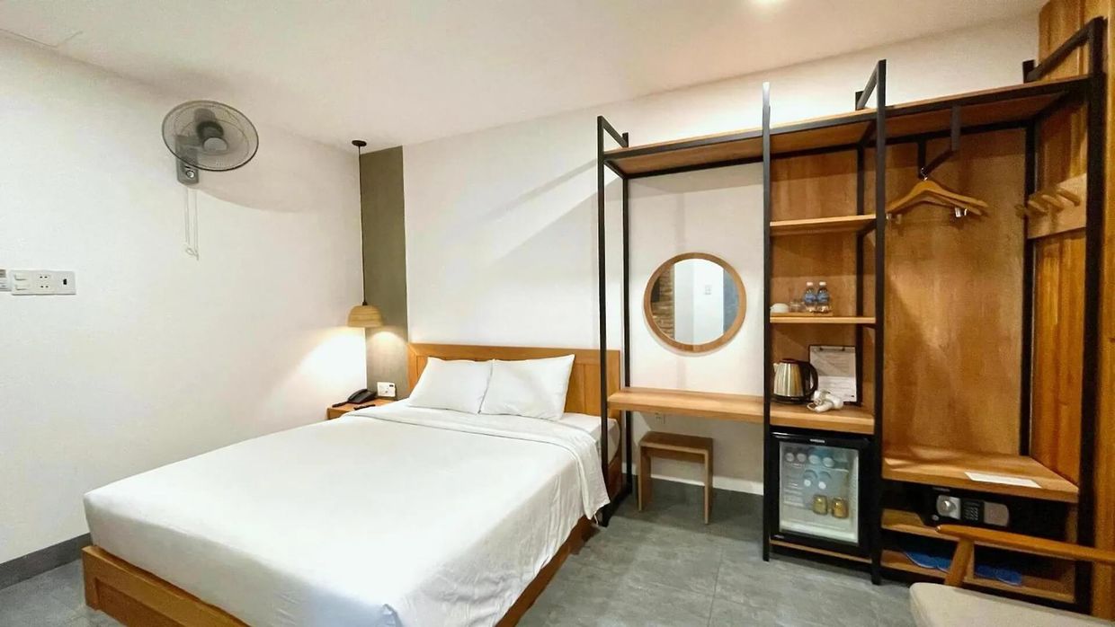 COAST HOUSE BOUTIQUE - 9