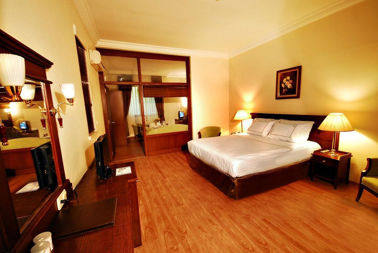 Golden Crown Hotel - 12