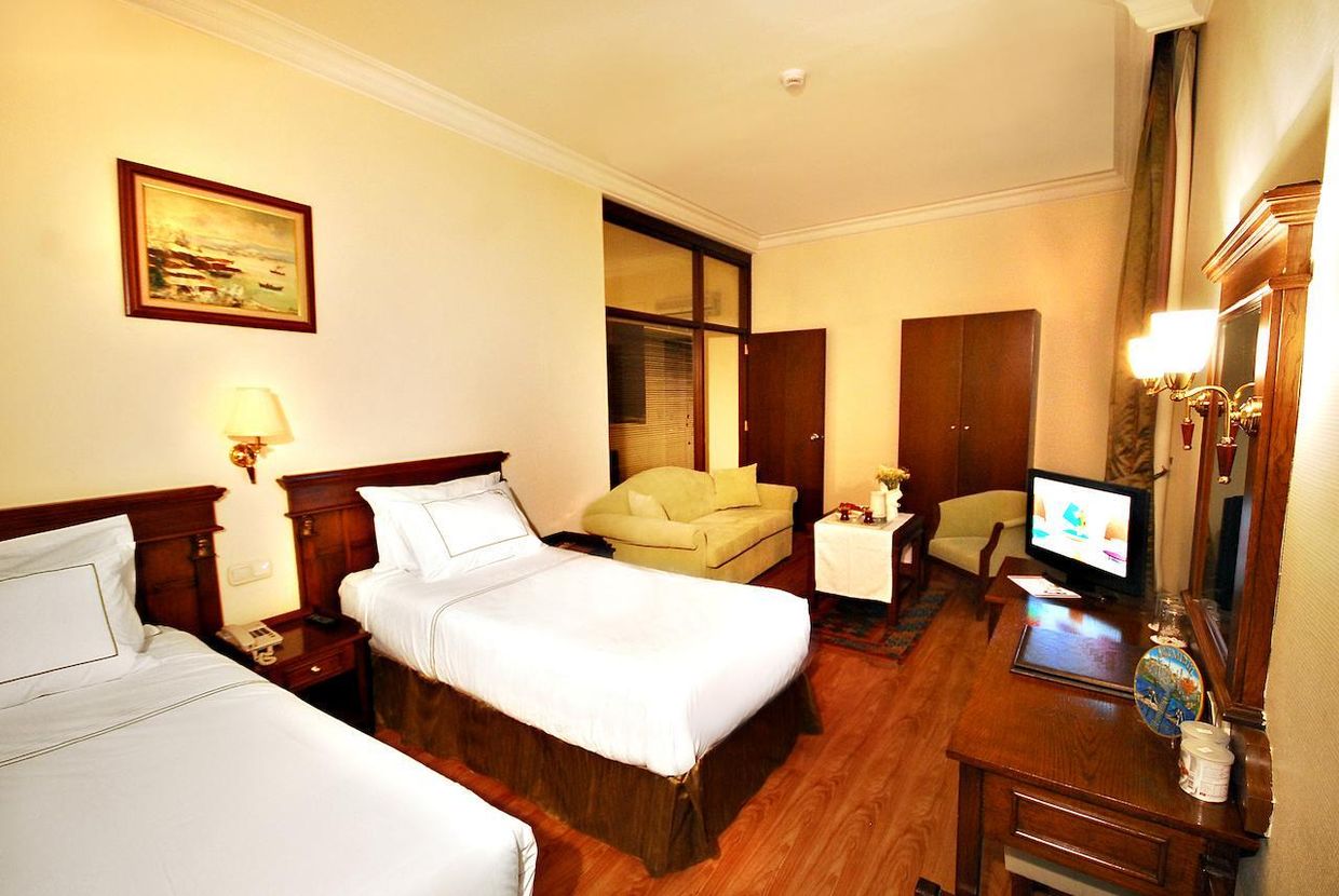 Golden Crown Hotel - 10