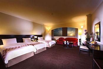 ORCHARD RENDEZVOUS (ex. ORCHARD PARADE) - 21