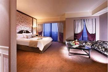 ORCHARD RENDEZVOUS (ex. ORCHARD PARADE) - 22