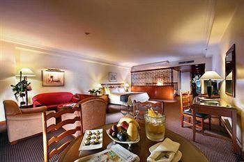 ORCHARD RENDEZVOUS (ex. ORCHARD PARADE) - 28