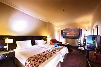 ORCHARD RENDEZVOUS (ex. ORCHARD PARADE) - 7