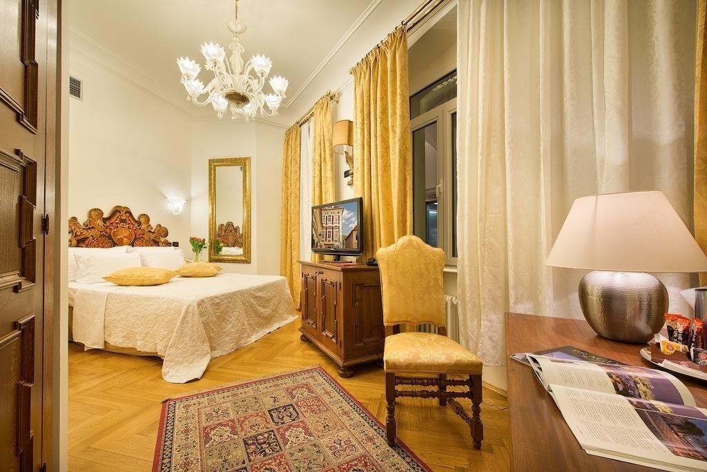 CHARLES BRIDGE PALACE - 2