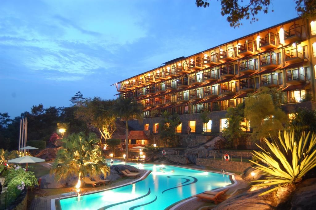 EARLS REGENT HOTEL - 2