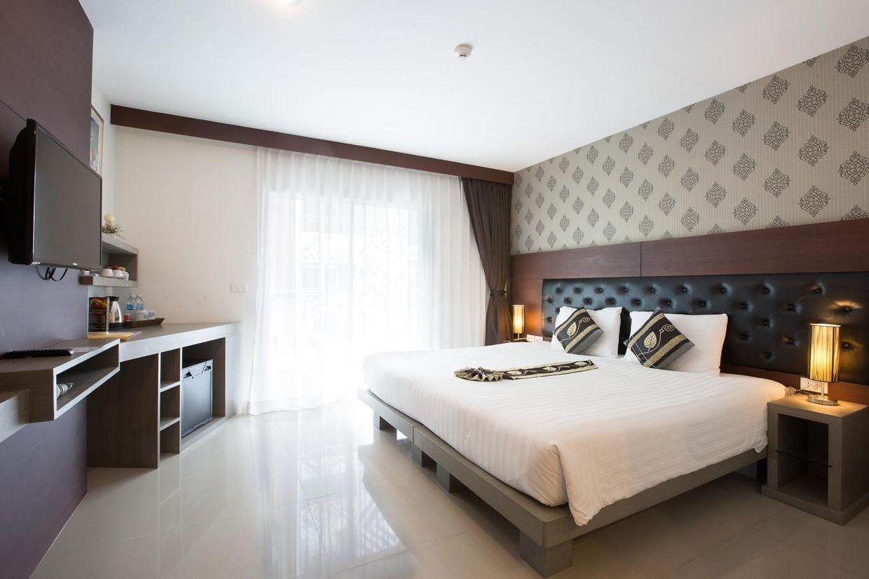 HEMINGWAYS SILK HOTEL - 11