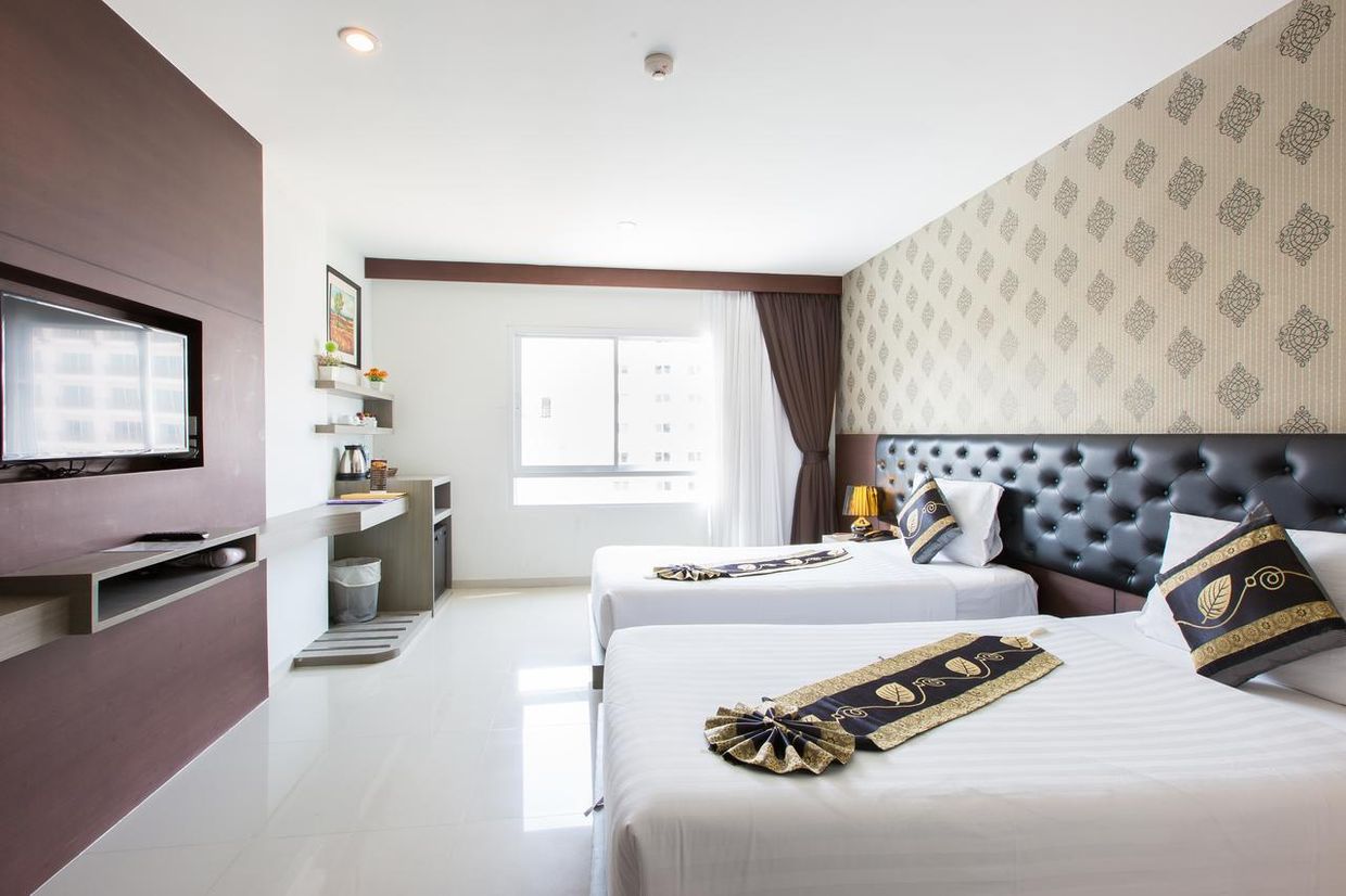 HEMINGWAYS SILK HOTEL - 7