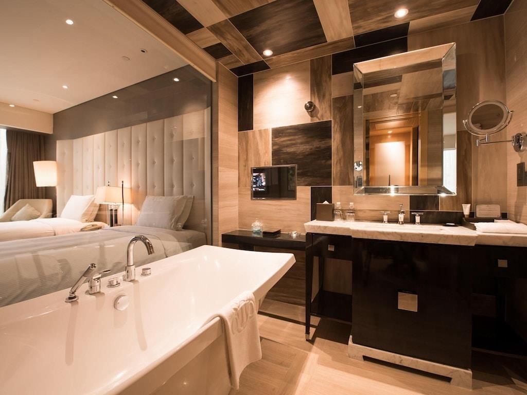 ROYAL INTERNATIONAL - 18